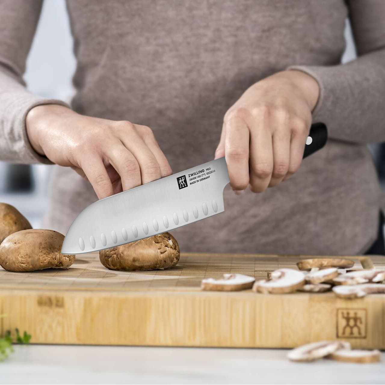 ZWILLING | PRO - Santoku - mit Kullenschliff- Klinge: 180mm